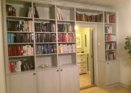 måttanpassad grå bokhylla fylld med böcker